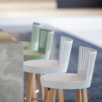 Nordic Creative Solid Wood Bar kėdės Virtuvės baras Stalas Baro kėdės su patogiu atlošu Metaliniai pedalai Dizainerio aukšta kėdė